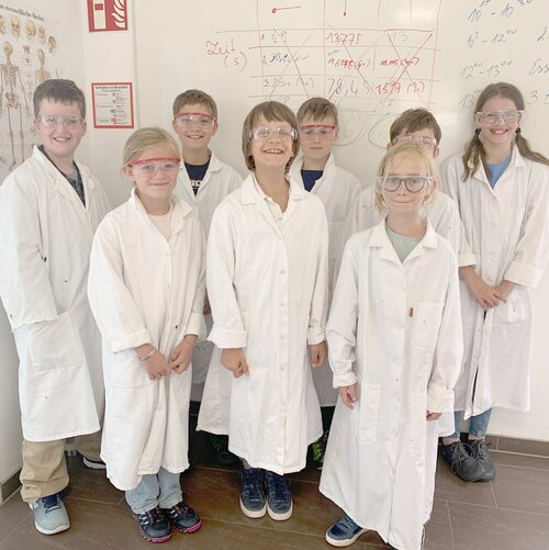 Kinder in Laborkittel bei der Sommerakademie von Talente OÖ