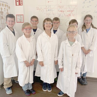 Kinder in Laborkittel bei der Sommerakademie von Talente OÖ
