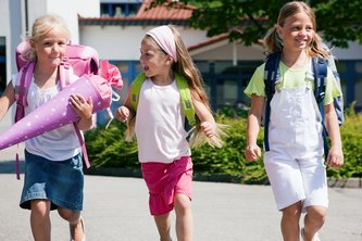Kinder mit Schultüte und Schultasche