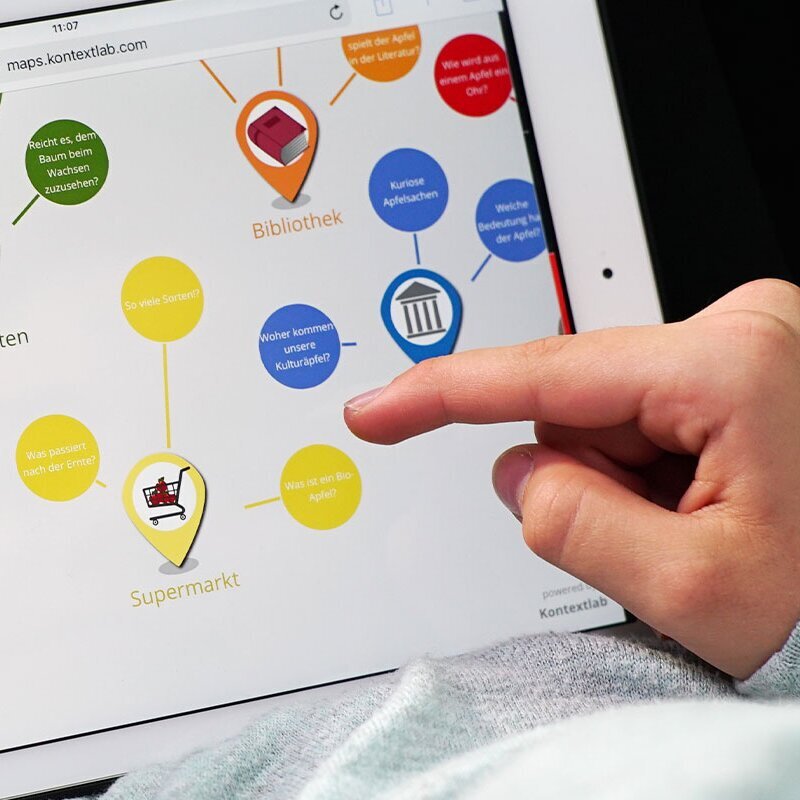 Kind navigiert durch die Wissenslandkarte