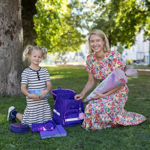 Bildungsreferentin LH-Stv.in Christine Haberlander mit Schulanfängerin Anna
