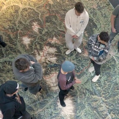 Schüler:innen erkunden die Landkarte