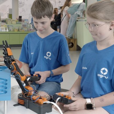 Kinder steuern im Rahmen der WIDI-Abschlussveranstaltung Roboterarme