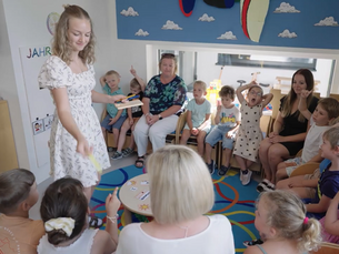 Kindergartengruppe mit Pädagogin