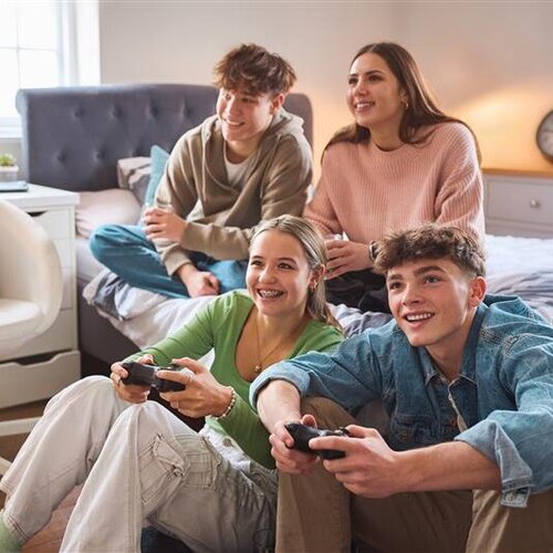 Jugendliche spielen gemeinsam Games