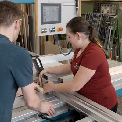 Mädchen arbeitet in der Tischlerei