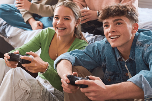 Teenager spielen online