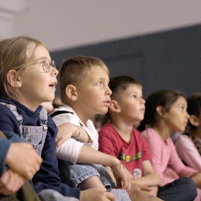 Kinder schauen sich den Schulfilm an