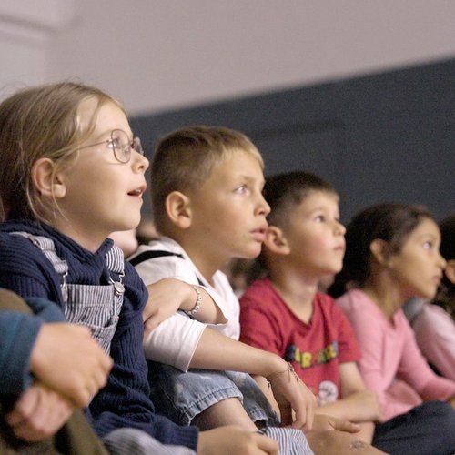 Kinder schauen sich den Schulfilm an