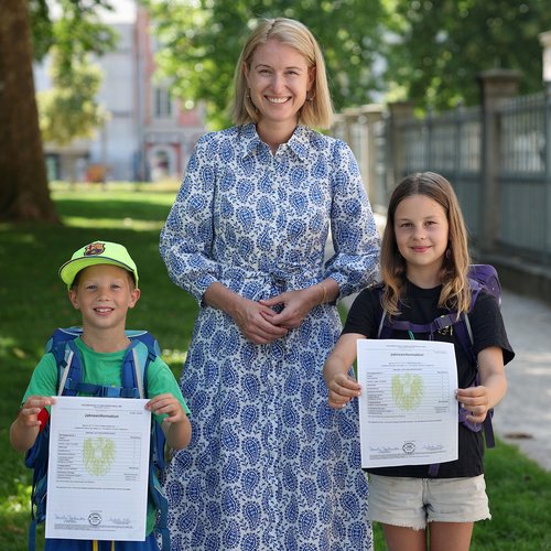 | © Land OÖ / Daniel Kauder Bildungsreferentin Christine Haberlander bei der Zeugnisverteilung