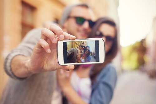 Zwei Menschen machen ein Selfie auf der Straße