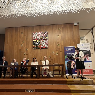 Die Ehrengäste am Podium im Abgeordnetenhaus des Parlaments in Prag