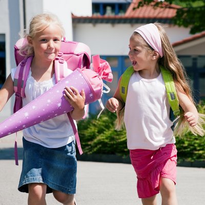 Kinder mit Schultüte und Schultasche