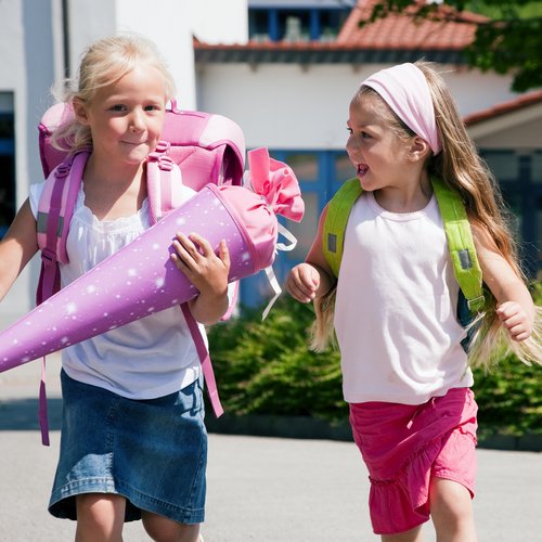 Kinder mit Schultüte und Schultasche