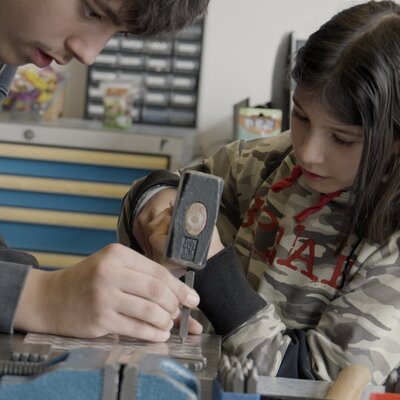 Mädchen mit Hammer in der Hand