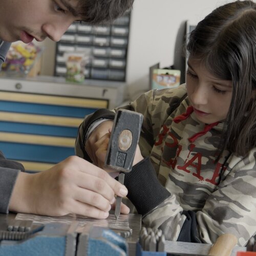 Mädchen mit Hammer in der Hand