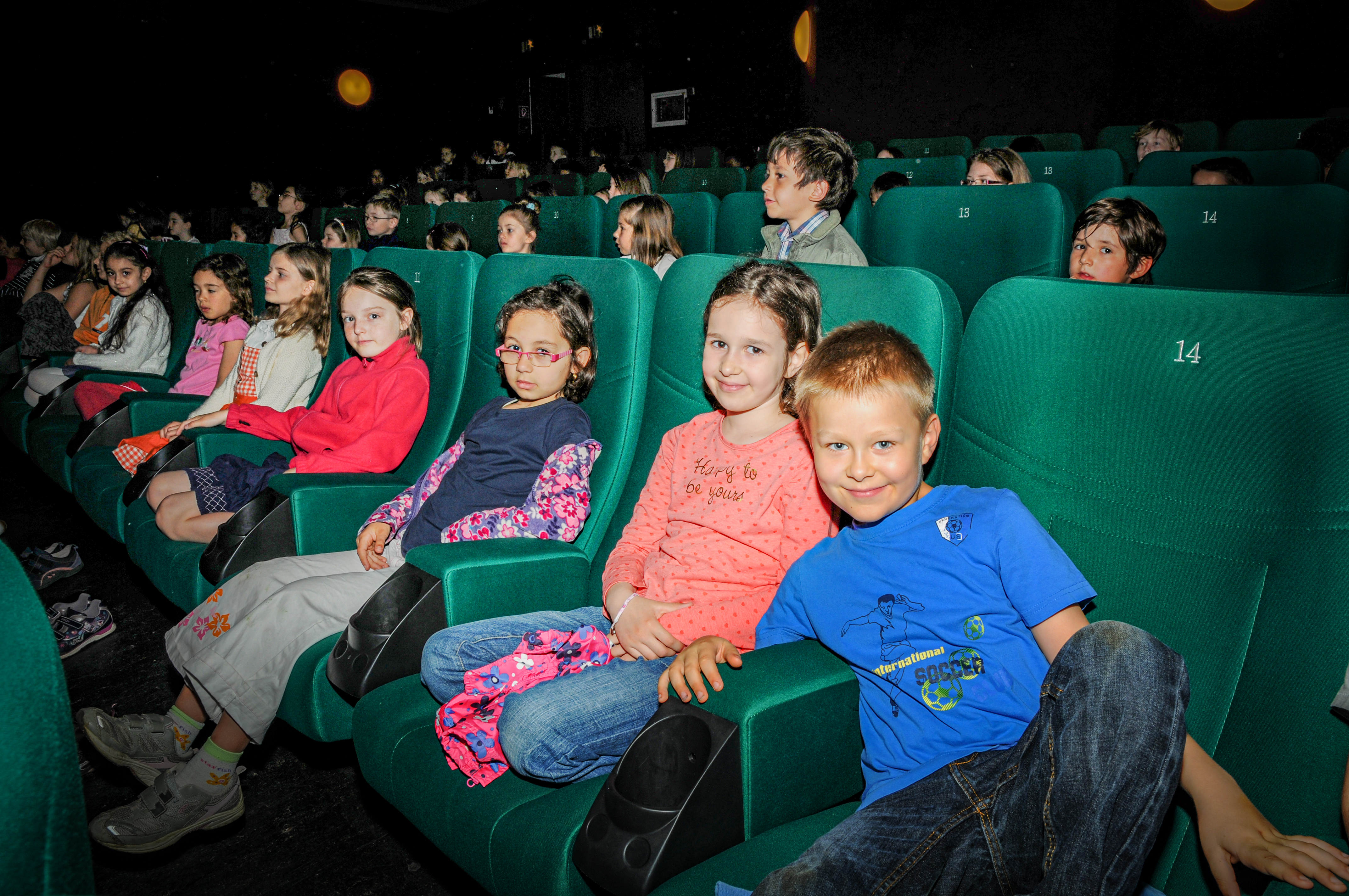 Kinder im Kinosaal bei einer Filmvorführung