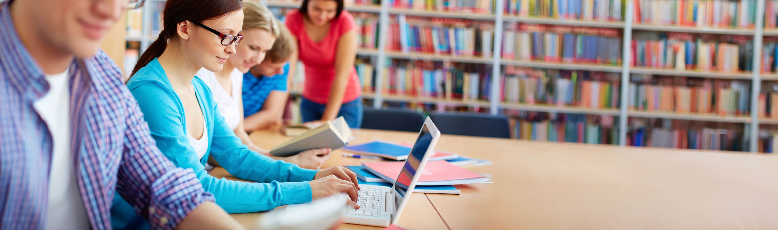 Personen in einer Bibliothek