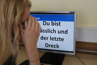 Symbolfoto: Cyber Mobbing - Schülerinnen und Schüler der Tiroler Fachberufsschule für Handel und Büro thematisieren in gestellten Szenen die Problematik des Cybermobbings.
