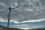 Ribeira, Galizien, Windkraftwerke - Windkraftwerke auf der Hügelkuppe über Ribeira, Galizien