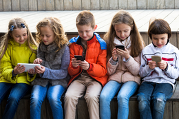 Eigenes Smartphone/Tablet bereits für Kinder?